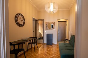 Luxurious 4 Bdrm 3Bath Apt 1- Athens