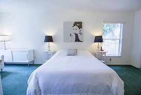 Relax And Enjoy The Sunny Florida In Valk 3 Bedroom Home by RedAwning