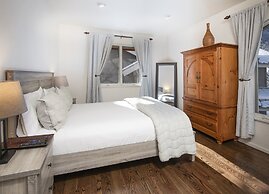 5025 Main Gore Place 4 Bedroom Condo by RedAwning