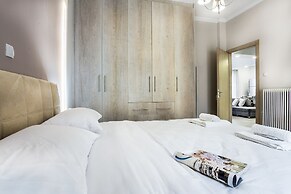 Spacious 3-Bedroom Apartment Near the Train