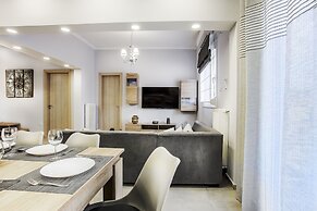 Spacious 3-Bedroom Apartment Near the Train