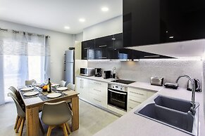 Spacious 3-Bedroom Apartment Near the Train