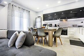 Spacious 3-Bedroom Apartment Near the Train