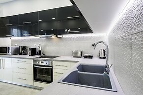 Spacious 3-Bedroom Apartment Near the Train