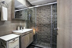 Spacious 3-Bedroom Apartment Near the Train