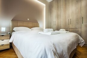 Spacious 3-Bedroom Apartment Near the Train