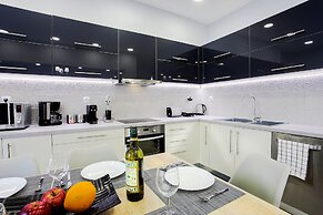 Spacious 3-Bedroom Apartment Near the Train