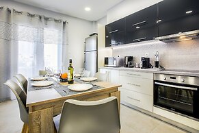 Spacious 3-Bedroom Apartment Near the Train