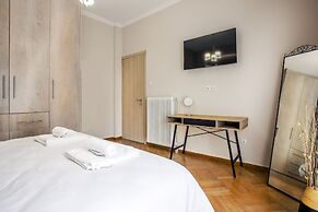 Spacious 3-Bedroom Apartment Near the Train