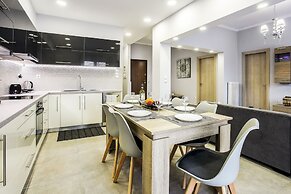 Spacious 3-Bedroom Apartment Near the Train