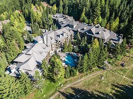 Blackcomb Springs Suites by CLIQUE