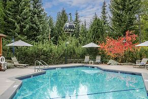 Blackcomb Springs Suites by CLIQUE