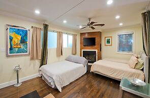 Ground Floor In Venice Near The Beach 3 Bedroom Home by RedAwning