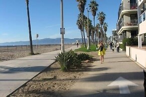 Ground Floor In Venice Near The Beach 3 Bedroom Home by RedAwning