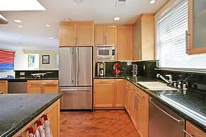 Ground Floor In Venice Near The Beach 3 Bedroom Home by RedAwning