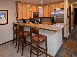 Spacious 1br - Across From Gondola + Beaver Creek View 1 Bedroom Condo