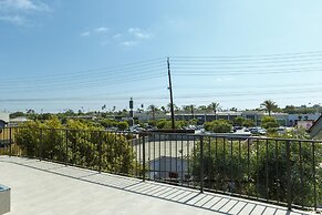 2nd Story Masterpiece In Venice Beach 4 Bedroom Home by RedAwning