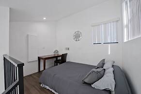 2nd Story Masterpiece In Venice Beach 4 Bedroom Home by RedAwning