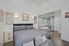 2nd Story Masterpiece In Venice Beach 4 Bedroom Home by RedAwning