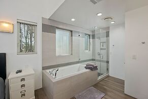 2nd Story Masterpiece In Venice Beach 4 Bedroom Home by RedAwning