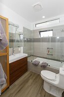 2nd Story Masterpiece In Venice Beach 4 Bedroom Home by RedAwning