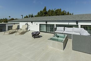 2nd Story Masterpiece In Venice Beach 4 Bedroom Home by RedAwning