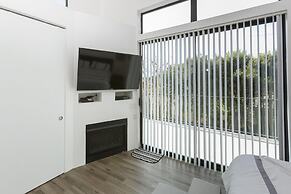 2nd Story Masterpiece In Venice Beach 4 Bedroom Home by RedAwning