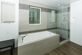 2nd Story Masterpiece In Venice Beach 4 Bedroom Home by RedAwning