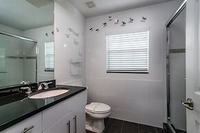 Stunning Executive Ruyper 4 Bedroom Home by RedAwning