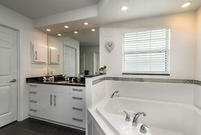 Stunning Executive Ruyper 4 Bedroom Home by RedAwning