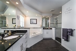 Stunning Executive Ruyper 4 Bedroom Home by RedAwning