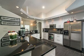 Stunning Executive Ruyper 4 Bedroom Home by RedAwning