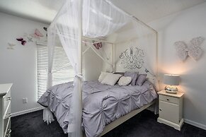 Stunning Executive Ruyper 4 Bedroom Home by RedAwning