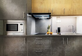 Modern and Stylish Renovated Flat, next to Metro