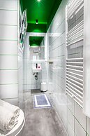 Modern and Stylish Renovated Flat, next to Metro