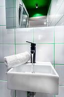 Modern and Stylish Renovated Flat, next to Metro