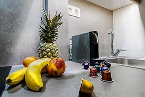 Modern and Stylish Renovated Flat, next to Metro