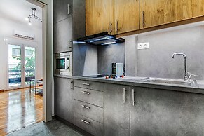 Modern and Stylish Renovated Flat, next to Metro