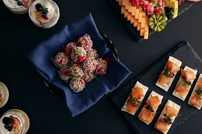 Midnight Hotel, Autograph Collection