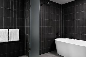 Midnight Hotel, Autograph Collection