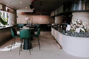 Midnight Hotel, Autograph Collection