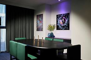 Midnight Hotel, Autograph Collection