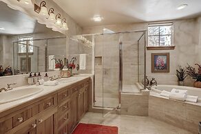 Gorgeous Corner 3br- Ski In/out Access And 3 Decks! 3 Bedroom Condo by