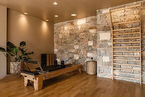 Acro Wellness Suites - Adults Only