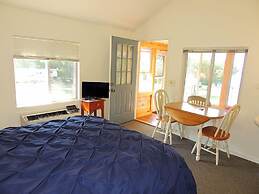 West Winds Motel & Cottages