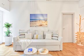 Head for Acropolis a Romantic Hideaway