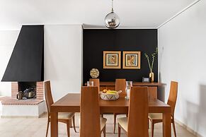 Fresh Detailed Stylish Apt at Acropolis