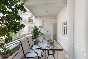 Fresh Detailed Stylish Apt at Acropolis