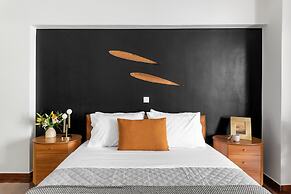 Fresh Detailed Stylish Apt at Acropolis