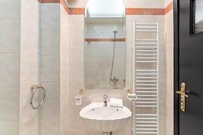 Fresh Detailed Stylish Apt at Acropolis